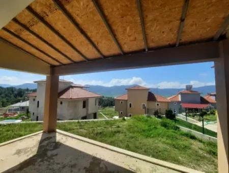 300 M2 Triplex Zum Verkauf In 400 M2 Freistehendem Grundstück In Çameli