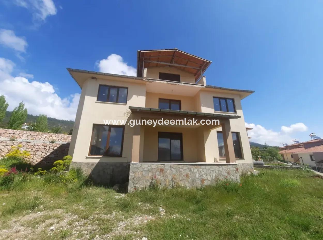 300 M2 Triplex For Sale In 400 M2 Detached Land In Çameli